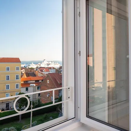 Le Prestige Luxury , Self Check-in, Minutes From Waterfront Split