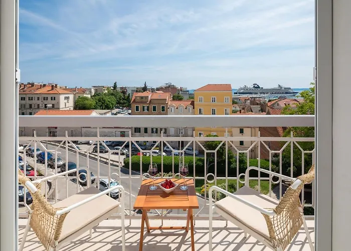 Le Prestige Luxury , Self Check-in, Minutes From Waterfront بيت ضيافة سبليت