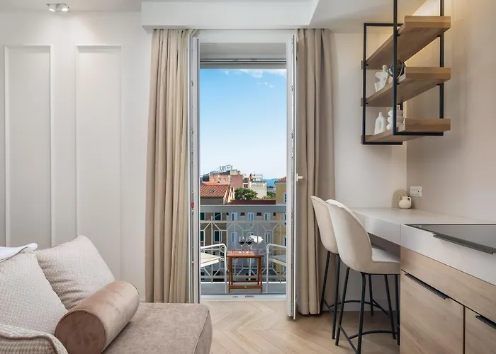 Le Prestige Luxury , Self Check-in, Minutes From Waterfront Split