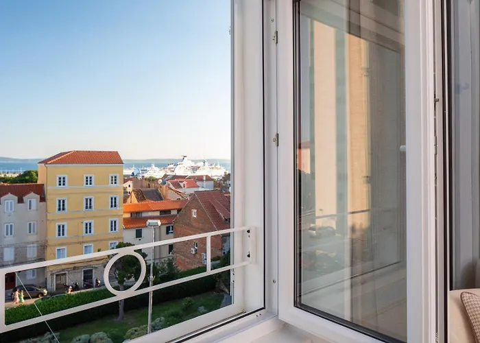 Le Prestige Luxury , Self Check-in, Minutes From Waterfront Split