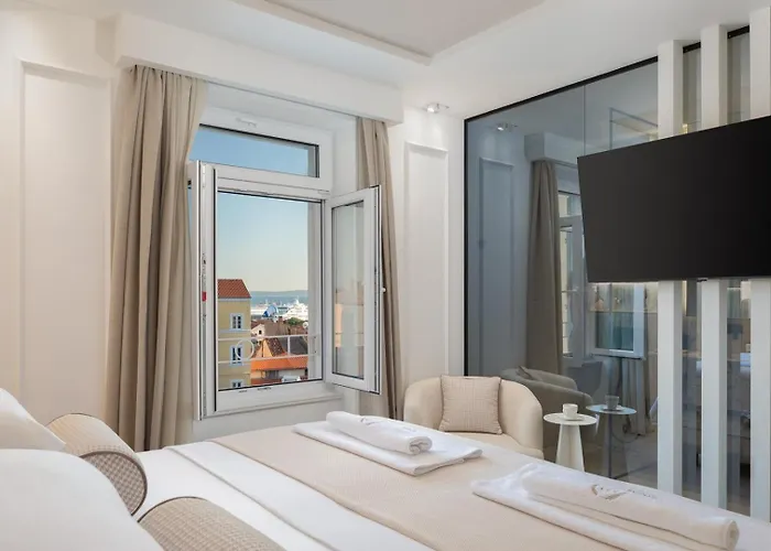 Le Prestige Luxury , Self Check-in, Minutes From Waterfront Guest house Split