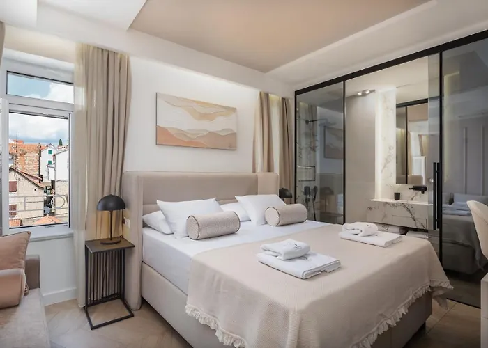 Guest house Le Prestige Luxury , Self Check-in, Minutes From Waterfront Split