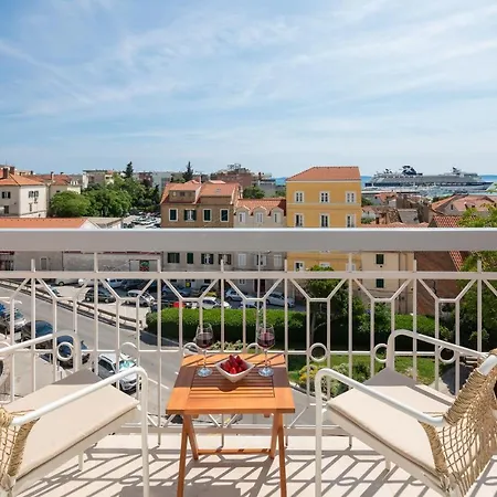 Le Prestige Luxury , Self Check-in, Minutes From Waterfront Gostinjska kuća Split